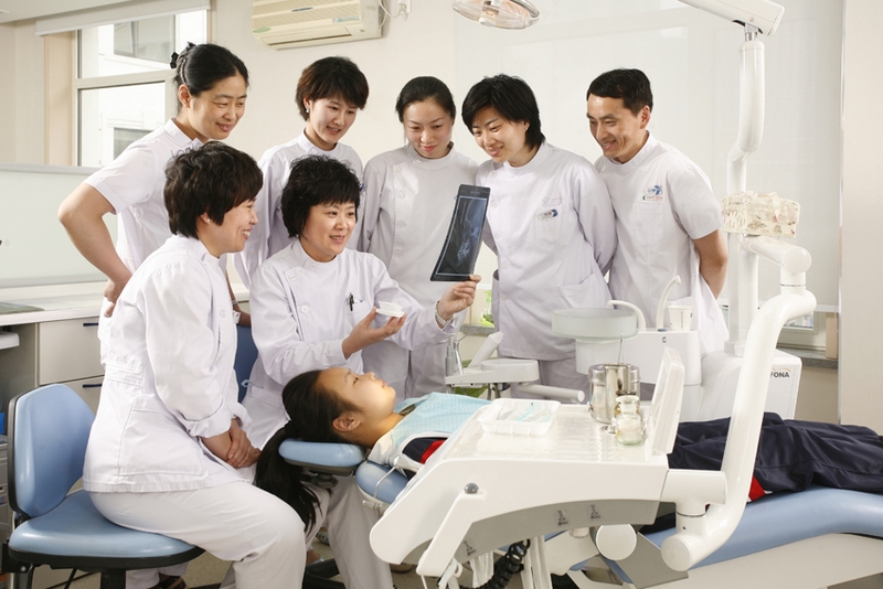 正畸医师共同研讨特殊病例 正畸医师共同研讨特殊病例
