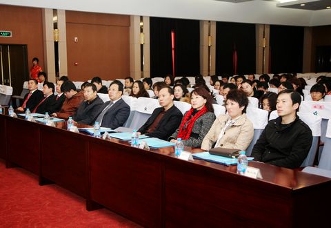参加揭牌仪式的嘉宾和口腔医院医务人员代表 参加揭牌仪式的嘉宾和口腔医院医务人员代表