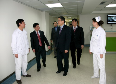 徐韬院长同医护人员亲切交谈