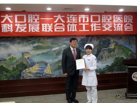 03.马卫东院长授予马桂娟名誉护士长_调整大小 03.马卫东院长授予马桂娟名誉护士长_调整大小