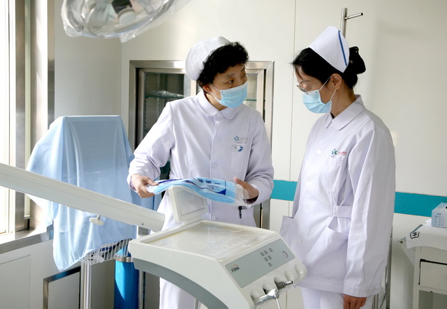 09.严红老师指导口腔外科护理工作_调整大小 09.严红老师指导口腔外科护理工作_调整大小