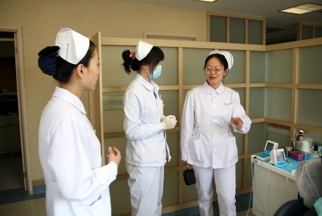 10.严红老师指导特诊科护理工作_调整大小 10.严红老师指导特诊科护理工作_调整大小
